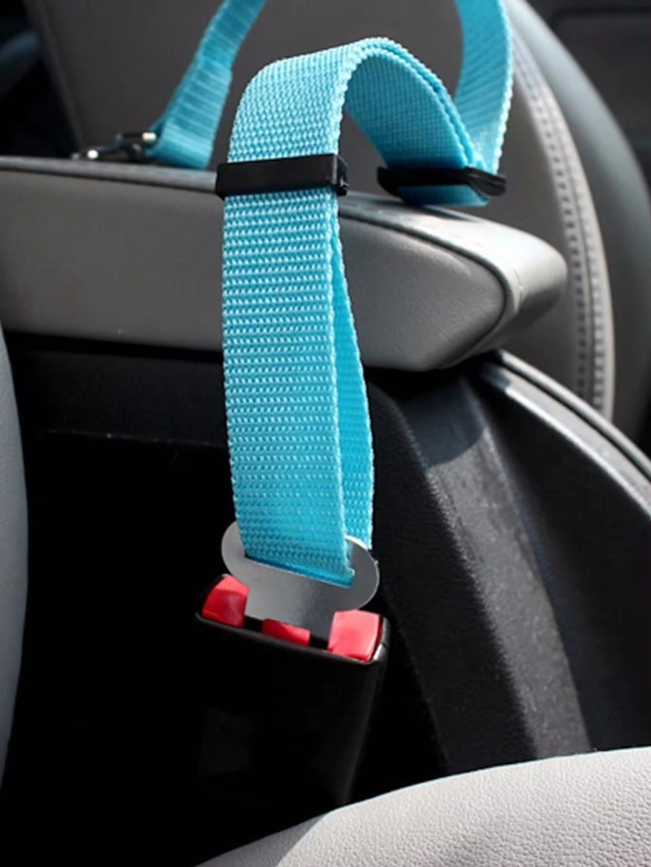 Adjustable and Retractable Pet Seat Belt for Dogs & Cats - Keep Your Furry Friends Safe During Car Rides!