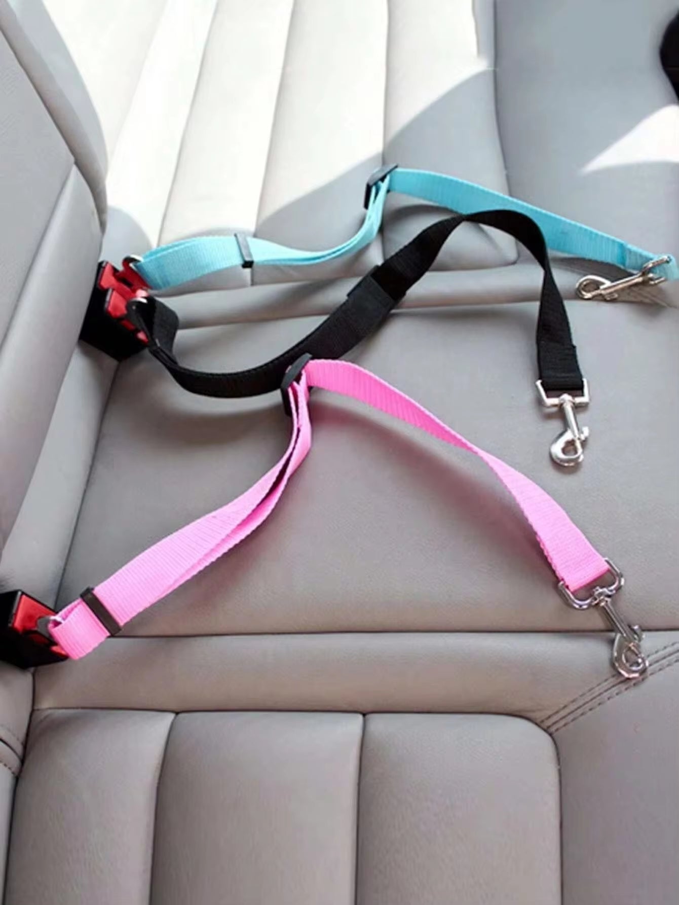 Adjustable and Retractable Pet Seat Belt for Dogs & Cats - Keep Your Furry Friends Safe During Car Rides!