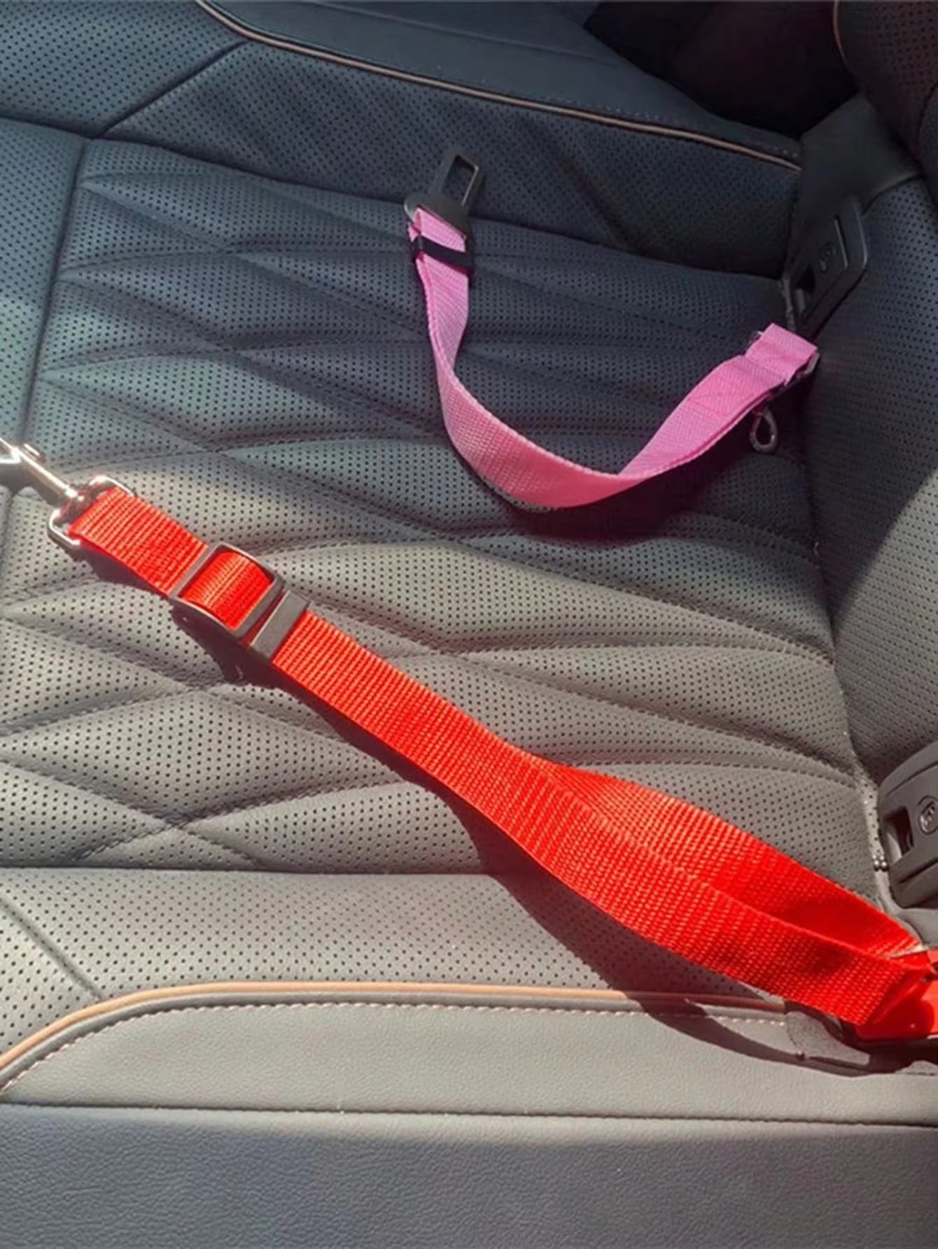 Adjustable and Retractable Pet Seat Belt for Dogs & Cats - Keep Your Furry Friends Safe During Car Rides!